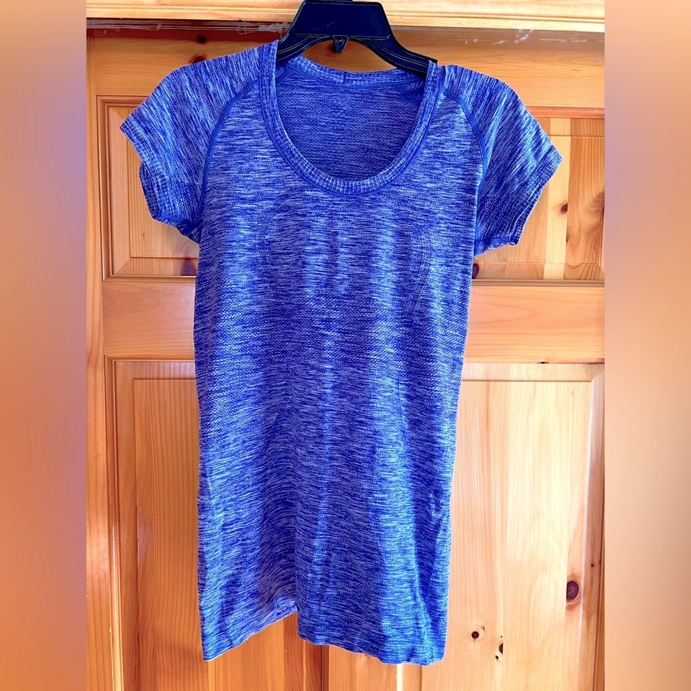 SIZE 6 Lululemon Short Sleeve Top
Purple - EUC
NO rips, stains, or tears